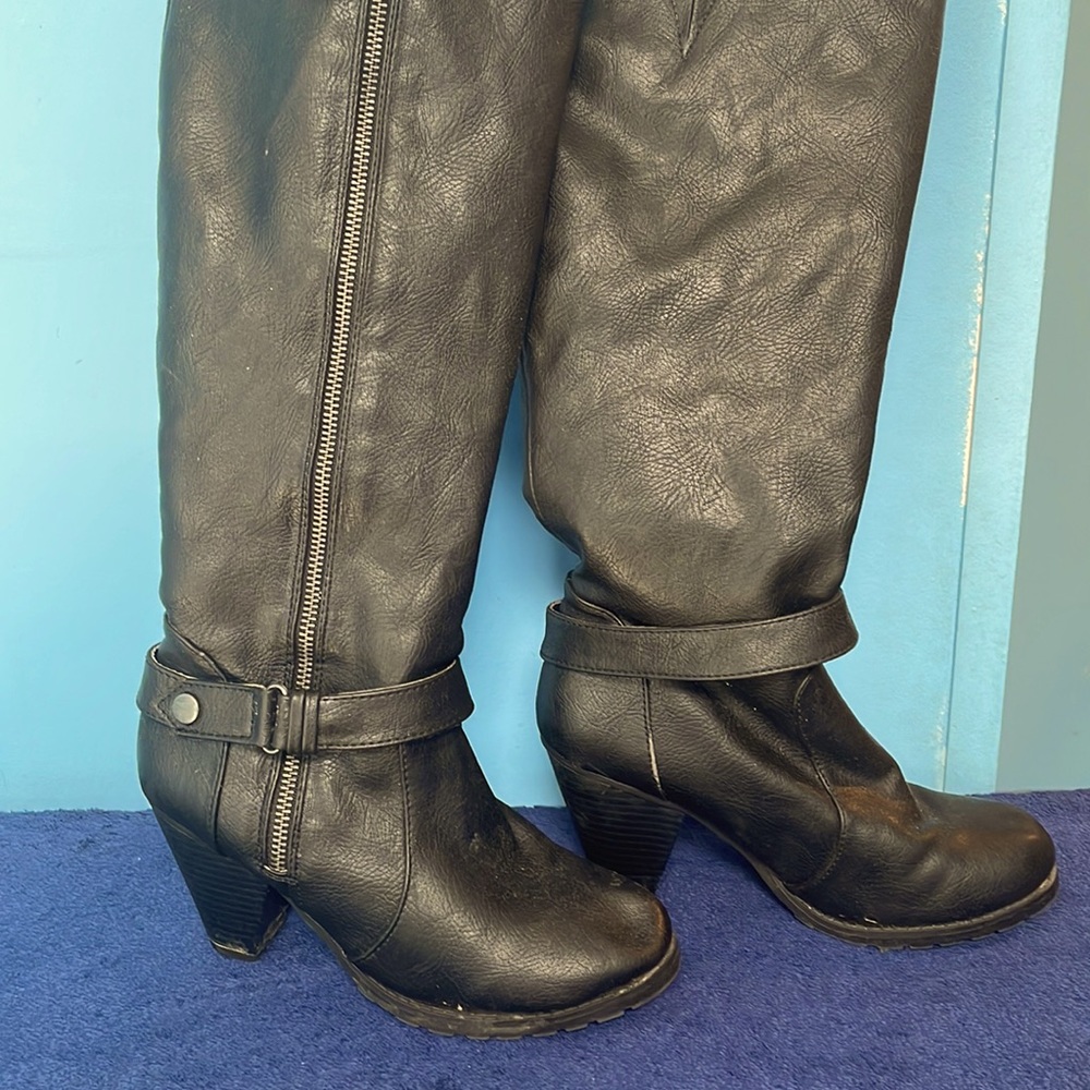 Black knee boots